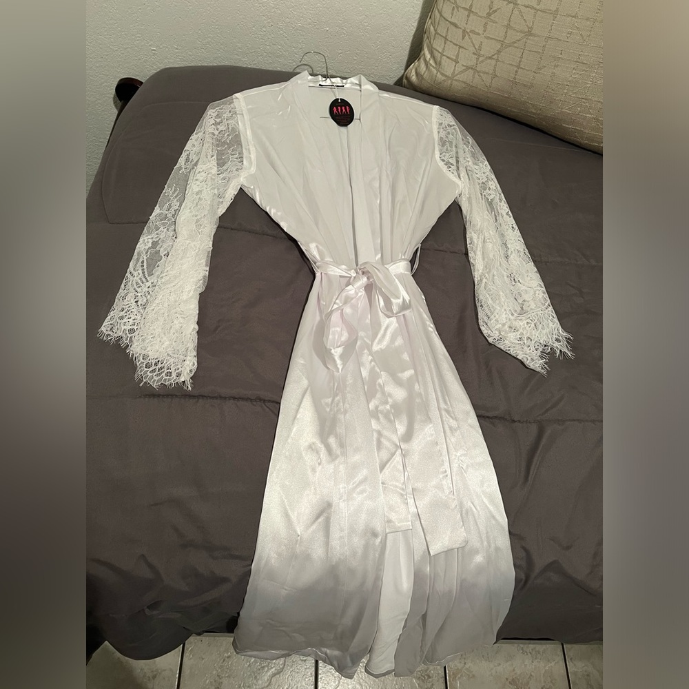 Avidlove brand white silky robe with lace sleeves new with tags size small